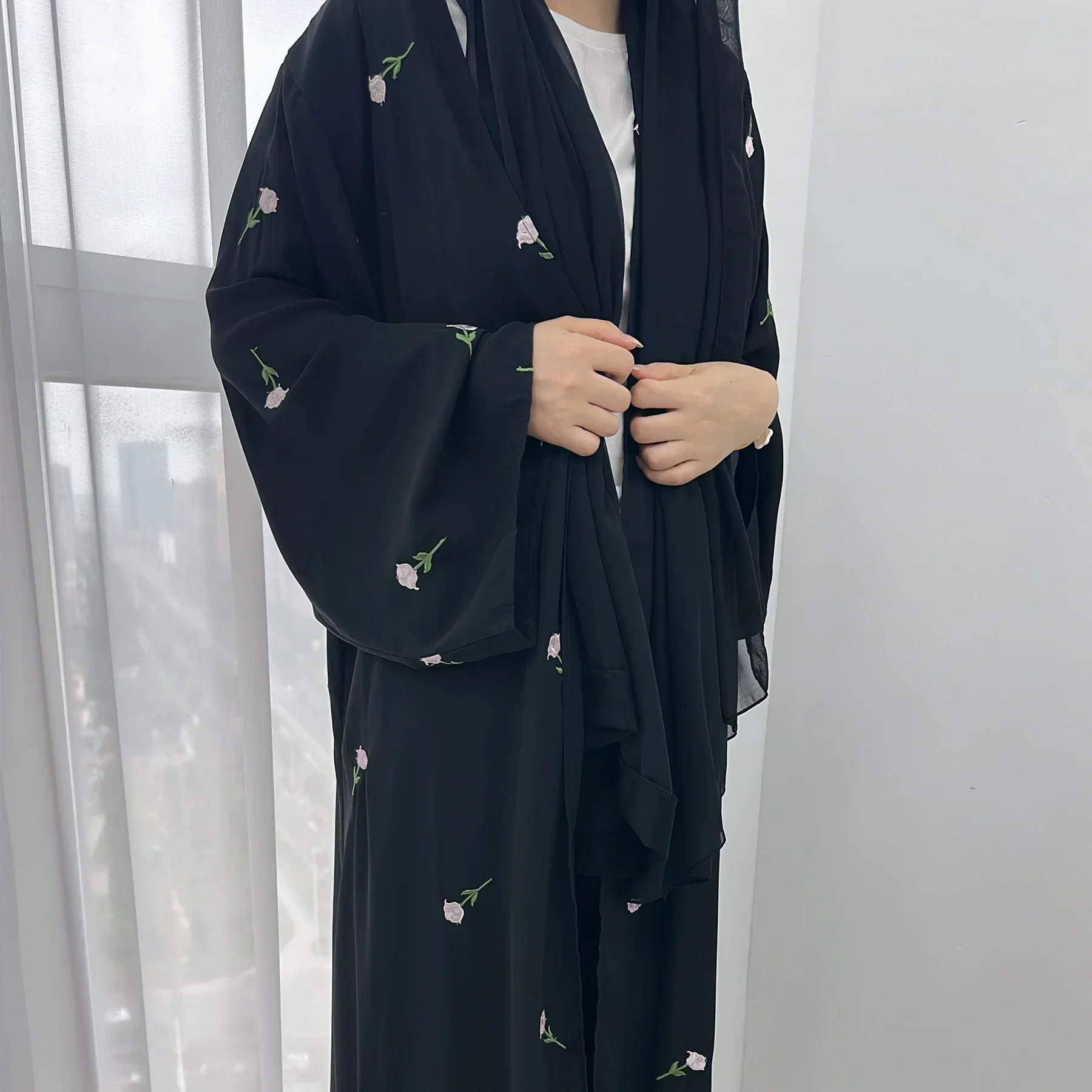 Cardigan brodé de fleurs pour femmes, Kimono Aabaya - image de produit 0